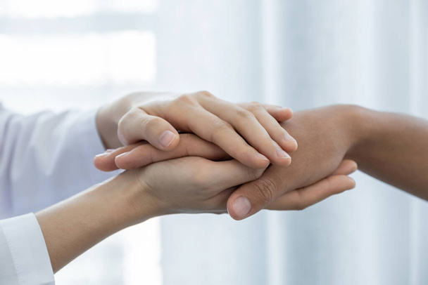 Lékař ruce držící pacienta za ruku na podporu a vysvětlil výsledky vyšetření. - Fotografie, Obrázek