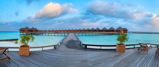 Maldivas paraíso paisaje escénico. Paisaje marino con bungalows de agua, hermosas aguas de mar y laguna turquesa, naturaleza tropical. Exótico tropical isla playa fondo. - Foto, Imagen