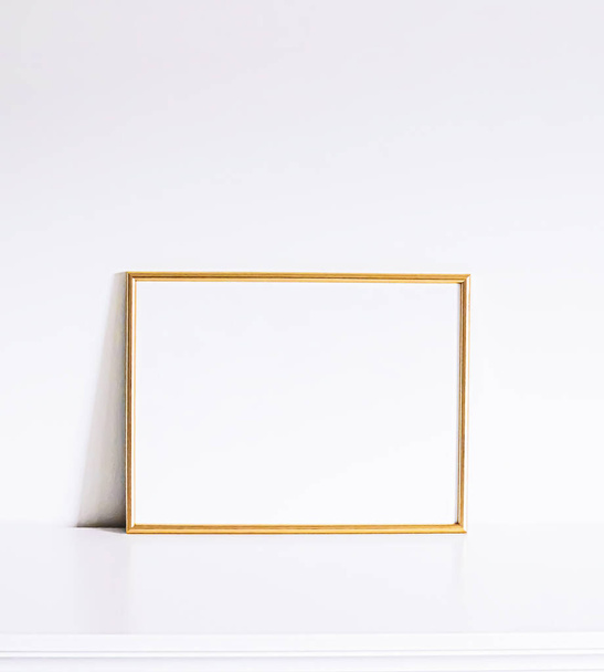 Gouden frame op wit meubilair, luxe interieur en design voor mockup, poster print en printbare kunst, online shop showcase - Foto, afbeelding