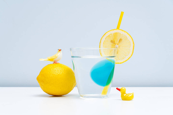 Здоровий лимонад поміщають у склянку. Чиста вода в чистій склянці
. - Фото, зображення