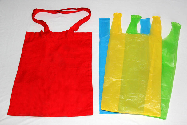 International Plastic Bag Free Day з метою скорочення одноразових пластикових пакетів і сприяння їх відповідальному споживанню. - Фото, зображення