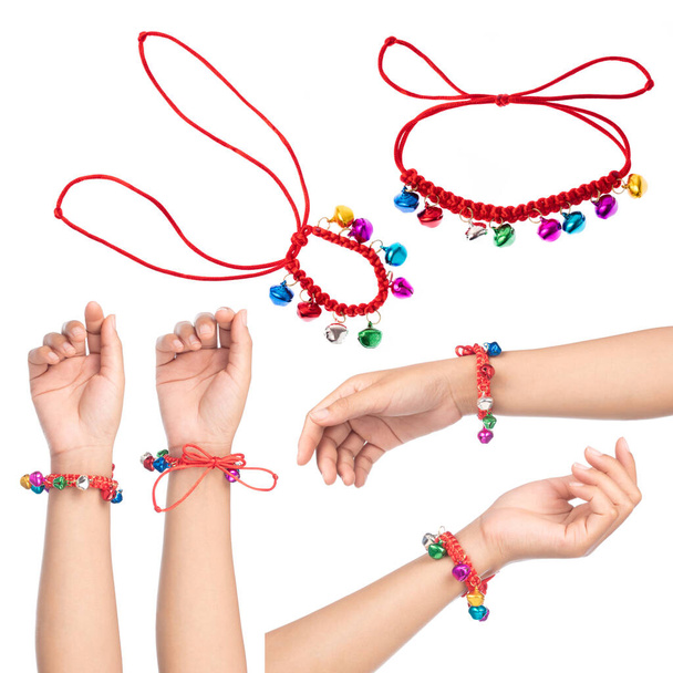 Collection de main avec bracelet cloche coloré isolé sur fond blanc. - Photo, image