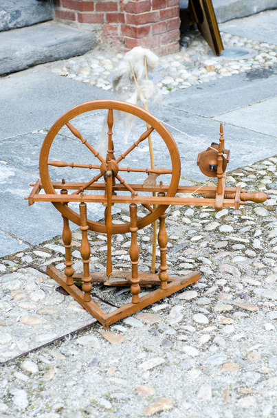 vieille machine pour la filature de laine
 - Photo, image