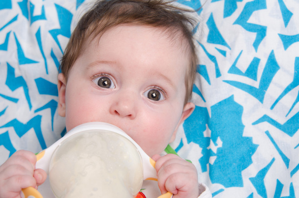 Sechs Monate altes Mädchen trinkt Milchnahrung aus Flasche - Foto, Bild