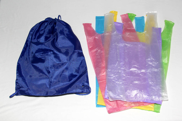 Op 3 juli wordt de Internationale Dag vrij van plastic zakken gevierd, met als doel het verminderen van plastic zakken voor eenmalig gebruik en het promoten van hun verantwoorde consumptie. - Foto, afbeelding