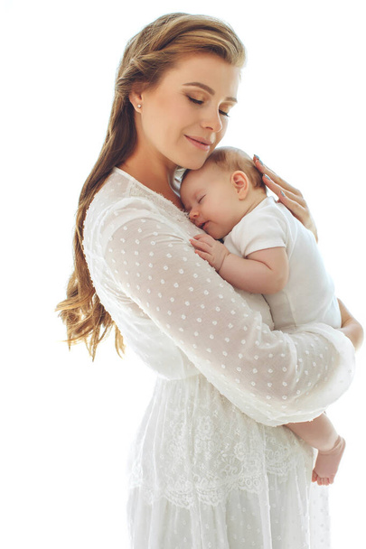 Porträt einer schönen Mutter mit ihrem stillenden Baby. - Foto, Bild