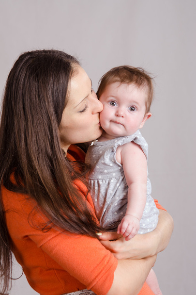 Giovane madre felice baciare sua figlia
 - Foto, immagini