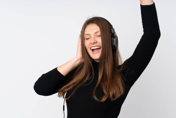 adolescente caucasico ragazza isolata su sfondo bianco ascoltare musica e ballare - Foto, immagini