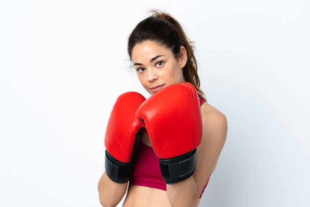 Donna sportiva su sfondo bianco isolato con guanti da boxe - Foto, immagini