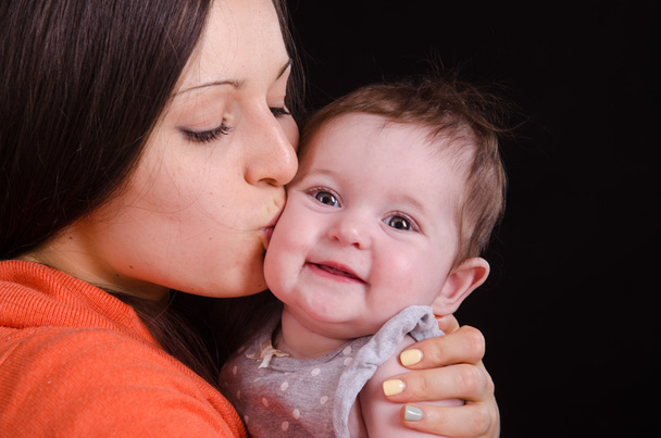 Mom kisses the baby of six months - Valokuva, kuva