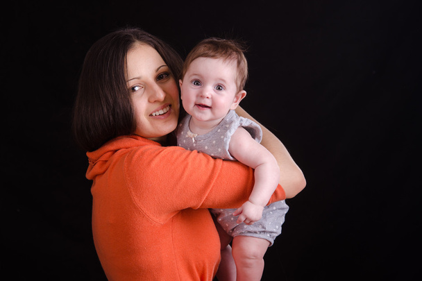 Portrait de bébé de six mois sur une main de mère
 - Photo, image