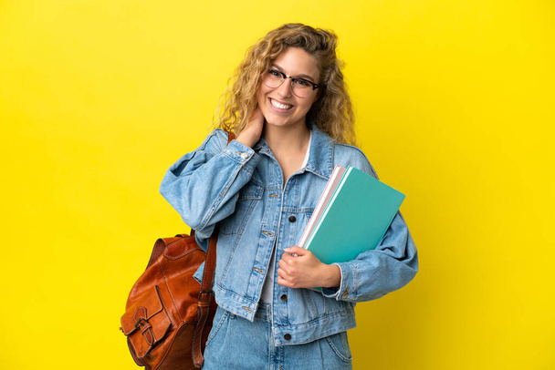 Молода студентка біла жінка ізольована на жовтому фоні сміється
 - Фото, зображення