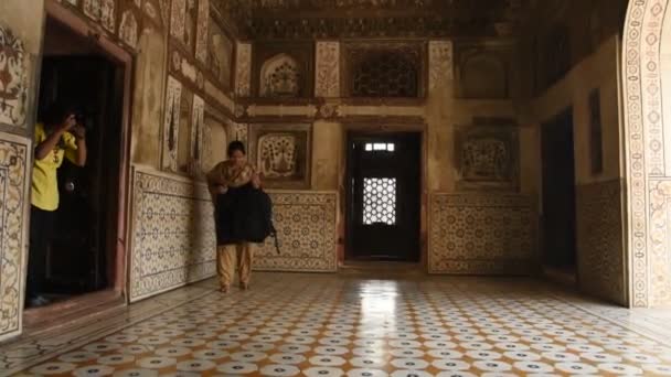 Mladá dívka s kamerou v Itmad-ud-Daulově hrobce je mughalské mauzoleum. Agra, Indie  - Záběry, video