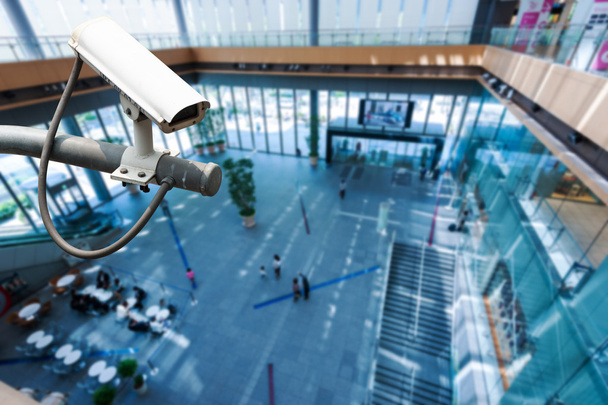 Câmera de CCTV ou vigilância operando no prédio da janela
  - Foto, Imagem