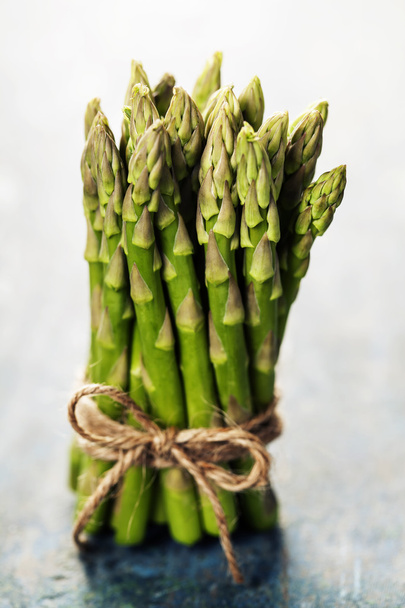 Mazzo di asparagi freschi - Foto, immagini