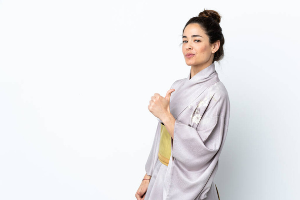 Nő visel kimono elszigetelt háttér büszke és önelégült - Fotó, kép