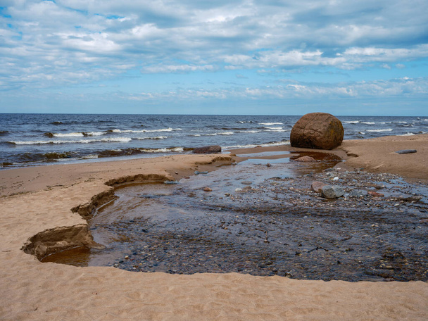 Ostseestrand mit weißem Sand und großen Felsen bei nebligem Wetter - Foto, Bild