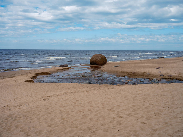 bałtycka plaża morska z białym piaskiem i dużymi skałami w mglistej pogodzie - Zdjęcie, obraz