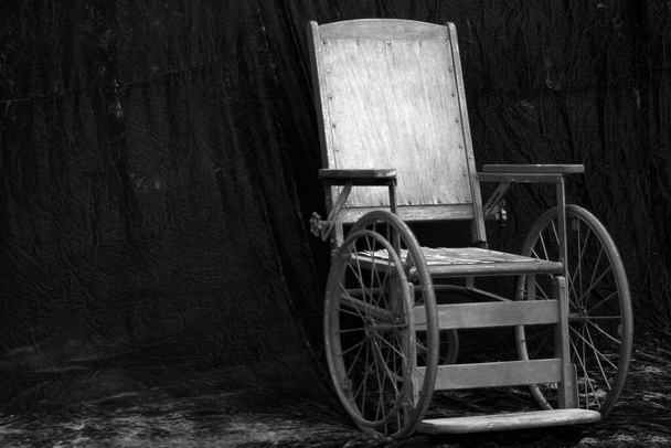 starožitný vozík. Vintage Wheel Chair.  - Fotografie, Obrázek