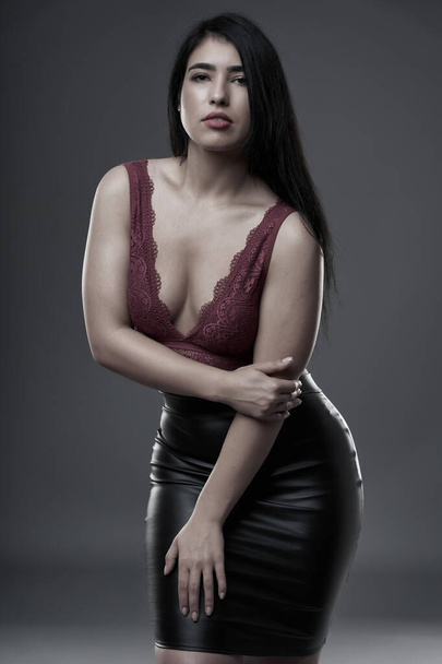 Hispanic plus size beautiful young woman on gray background - Foto, Bild
