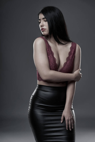 Hispanic plus size beautiful young woman on gray background - Fotografie, Obrázek