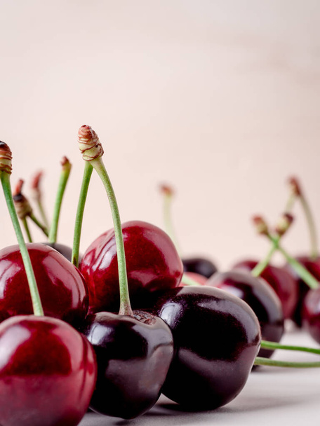 A vertical shot of a pile of fresh juicy cherries - Foto, imagen
