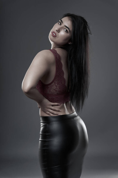 Hispanic plus size beautiful young woman on gray background - Foto, Imagen