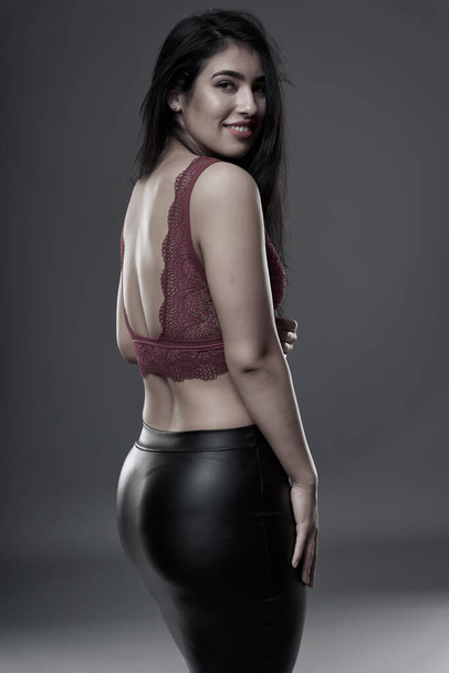 Hispanic plus size beautiful young woman on gray background - Foto, afbeelding