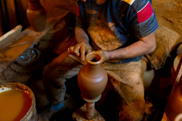 Hliněná keramika a její výroba, hrnčířství - Fotografie, Obrázek