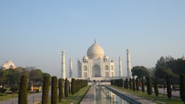 Pohled na Taj Mahal, místo světového dědictví UNESCO v Agra, Indie. Taj Mahal je celosvětově oblíbený symbol lásky.. - Záběry, video