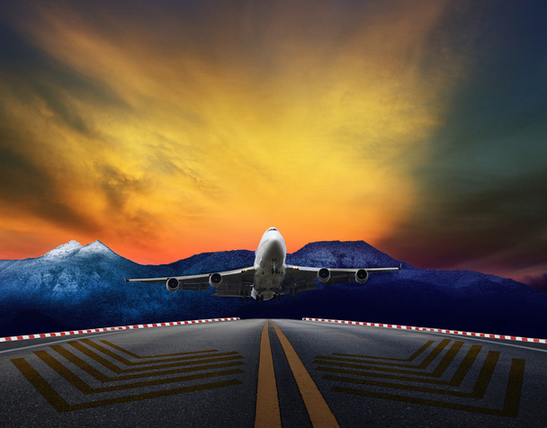 Avião a jato de passageiros voando sobre pistas do aeroporto contra o belo céu crepúsculo
 - Foto, Imagem