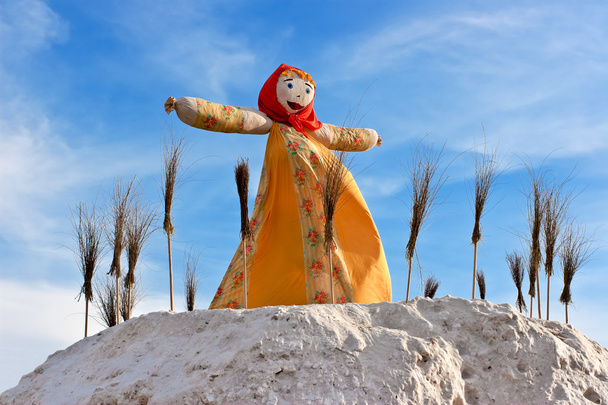 Einde van de winter. Shrovetide. Grote pop voor het branden - Foto, afbeelding
