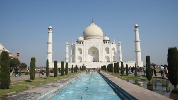Άποψη του Ταζ Μαχάλ, Μνημείου Παγκόσμιας Κληρονομιάς της UNESCO στην Άγκρα της Ινδίας. Το Ταζ Μαχάλ είναι παγκοσμίως δημοφιλές σύμβολο αγάπης.. - Πλάνα, βίντεο