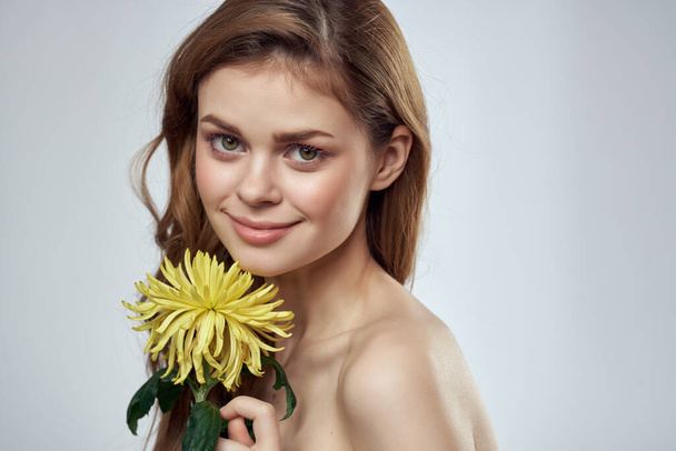 Mujer bonita sosteniendo la flor. Foto de alta calidad - Foto, imagen