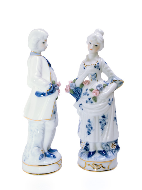 Porzellanfiguren von jungen Männern und Frauen Bogen zueinander gedreht. - Foto, Bild