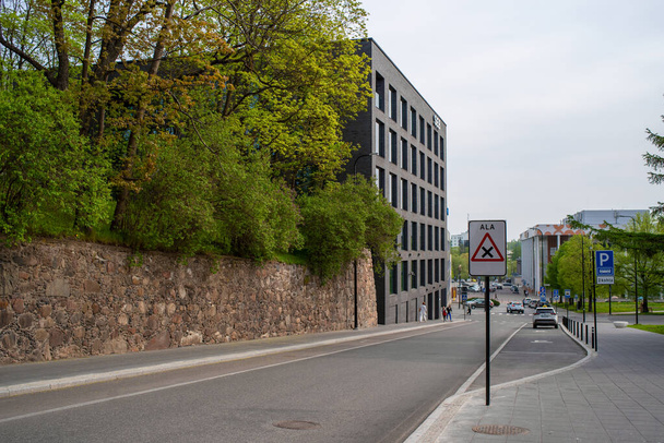 Paesaggio urbano di Tartu. Edificio moderno di SEB (Skandinaviska Enskilda Banken) banca e Tartu Kaubamaja sullo sfondo. Estonia. - Foto, immagini