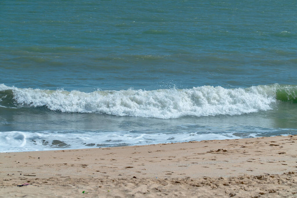 Bela onda de espuma turquesa do mar oceano na praia de areia branca na costa de Desaru, Malásia - Foto, Imagem