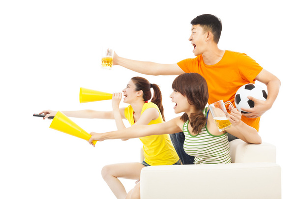 mladí lidé tak nadšená, řvát a přitom sledovat fotbal ga - Fotografie, Obrázek