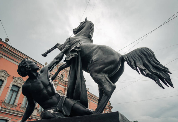 Anichkov bridge. Sculptural groups: The taming of a horse by a man. - Fotoğraf, Görsel