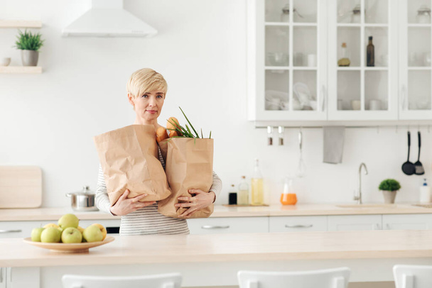 Einkauf von Lebensmitteln für die Woche und Online-Lieferung nach Hause während der Covid-19-Quarantäne - Foto, Bild