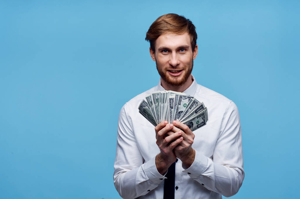 człowiek z pieniędzmi w rękach biznesmena emocje bogactwo - Zdjęcie, obraz