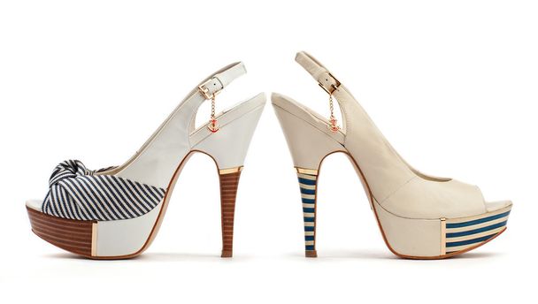 zwei weibliche Open-Toe-Schuhe auf weißem Hintergrund - Foto, Bild