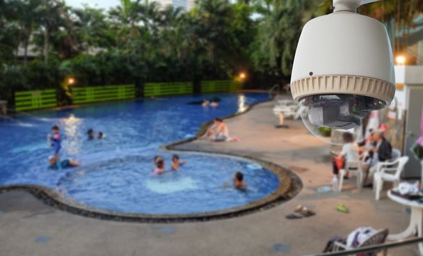 Cámara CCTV o vigilancia Operando en la piscina
 - Foto, imagen