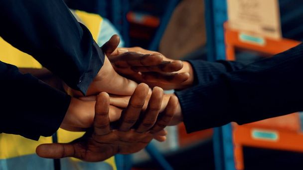 Trabajadores de la fábrica apilando manos juntos en almacén o almacén - Foto, Imagen