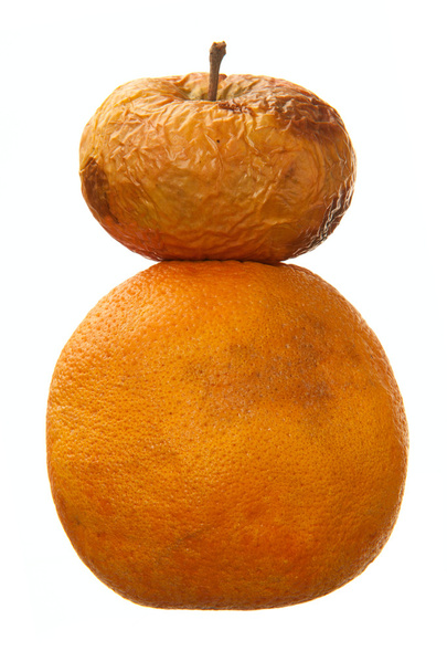 túlérett alma és narancs, fehér háttérhez képest - Fotó, kép