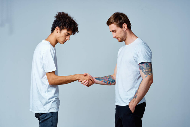zwei Männer Freundschaft beim Händeschütteln isolierten Hintergrund - Foto, Bild