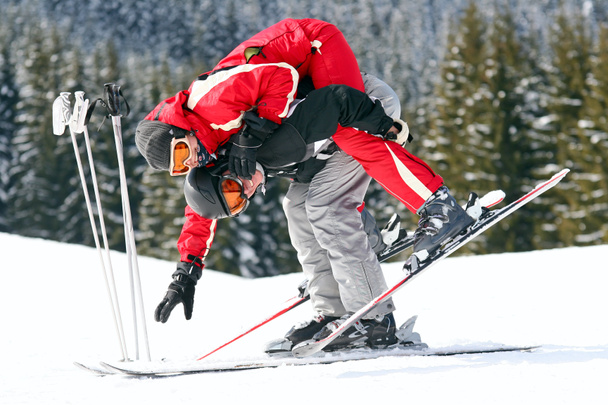 Coppia di sciatori che si divertono in montagna
 - Foto, immagini