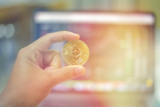 Ethereum-Münze auf verschwommenem Kryptowährungsmarkt-Hintergrund. Business und digitales Finanzcocept. - Foto, Bild