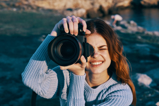 vrouw fotograaf met camera in de natuur - Foto, afbeelding