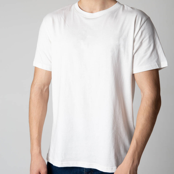 Camiseta blanca para hombre sobre un modelo masculino sobre fondo blanco. - Foto, Imagen